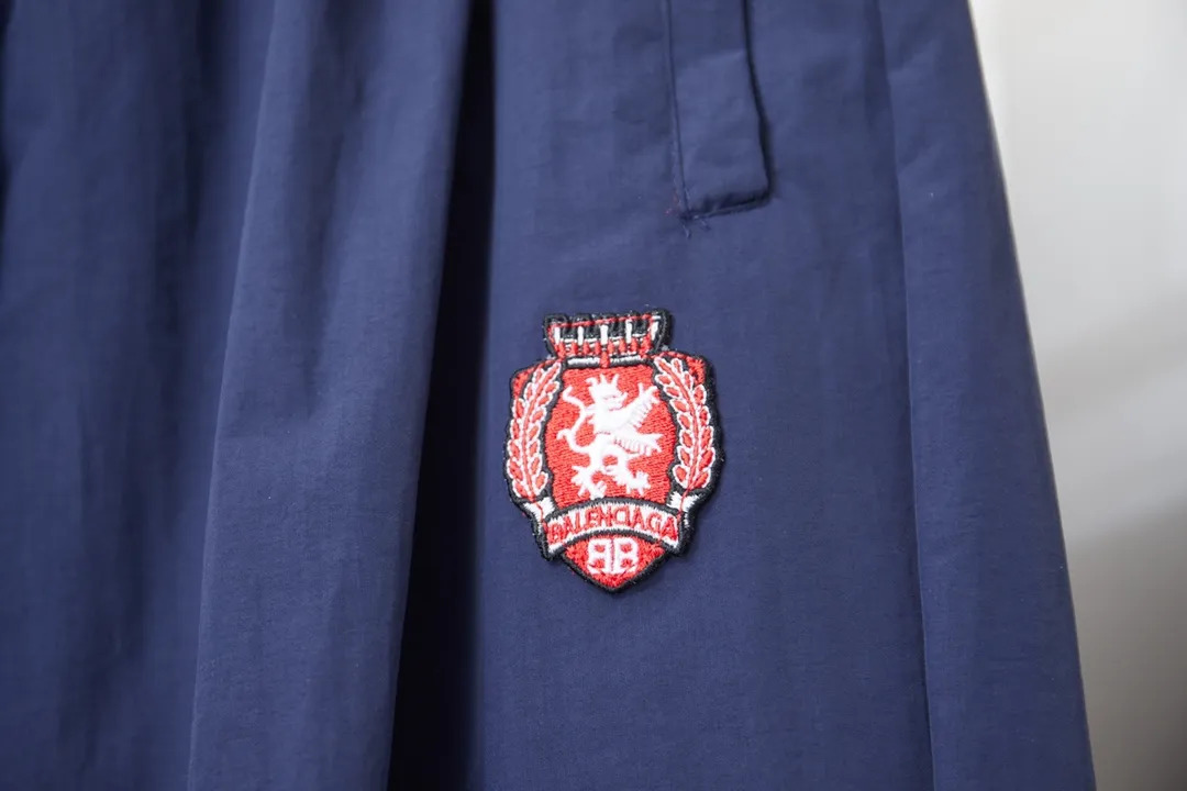 Balenciaga 𝘽𝘼𝙇𝙀𝙉𝘾𝙄𝘼𝙂𝘼 BLCG 26SS 77 3M Manchester United embroidered sports suit Light luxury A must-have item for men and women's daily commuting Correct version Free to compare Detailed features · Made of T 800 professional jacket polyester fabric · The entire fabric is pre-treated with a waterproof coating · The interior is made of four-way elastic nylon lining · Zipper pockets on both sides Elastic cuff design · Internal zipper hidden pocket design · Imported Tajima high-speed embroidery machine thousands of needle embroidery technology · Elastic elastic waist design at the hem · Customized molded hardware zipper Jacket double puller design · Zippered pockets on the side of trousers · Original main mark washed tag brand packaging Color: Black/Navy Blue/Silver Gray Size: 46/48/50/52